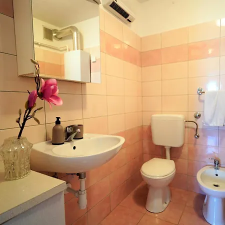 Nada 5 - Apartman S Pogledom Na More *